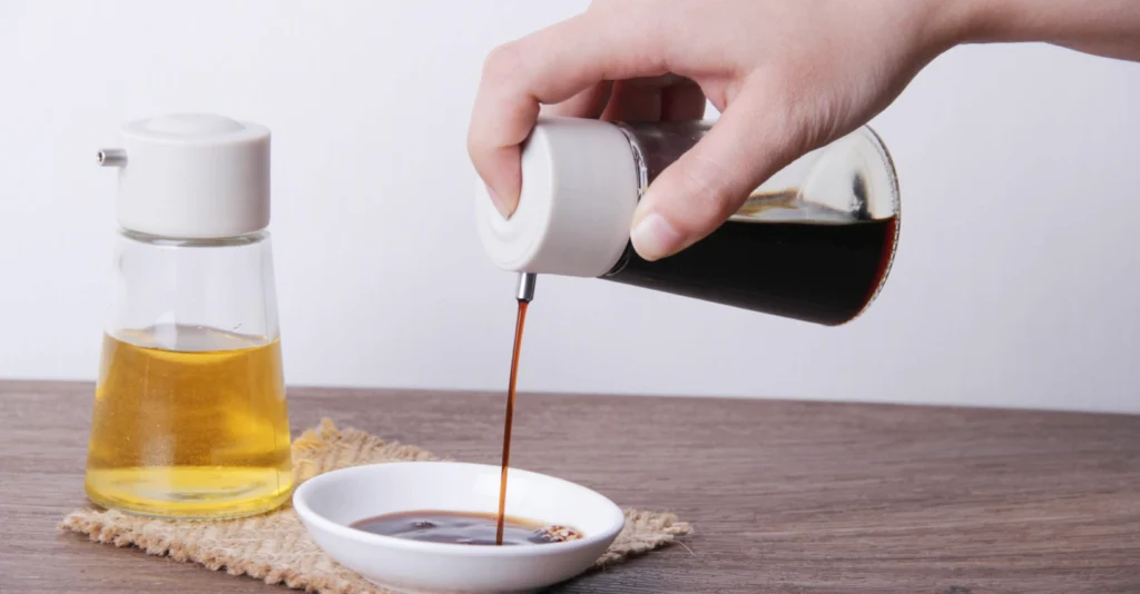 glass sauce bottle (1)