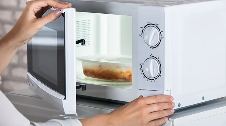 Can you microwave food in plastic containers HN1765 iStock928088938 Sized