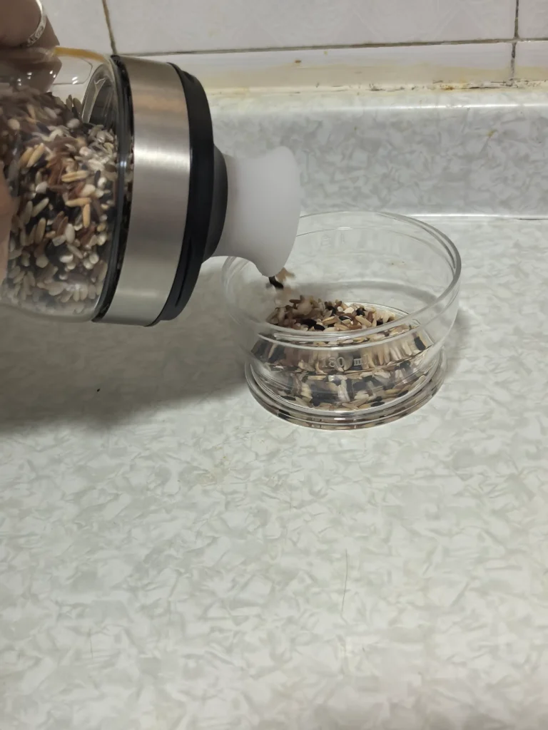 glass rice container with measuring lid(1)